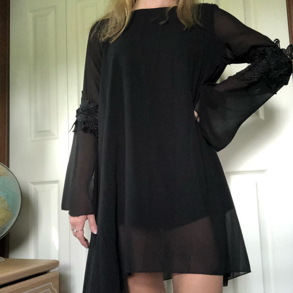 Bell-sleeve shift dress